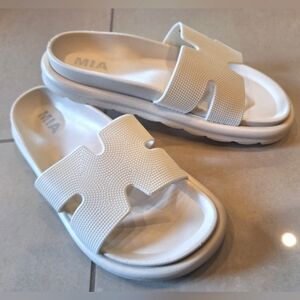 MIA Bertini women's cream colored slip on sandals with toe grip - size 7 Slides